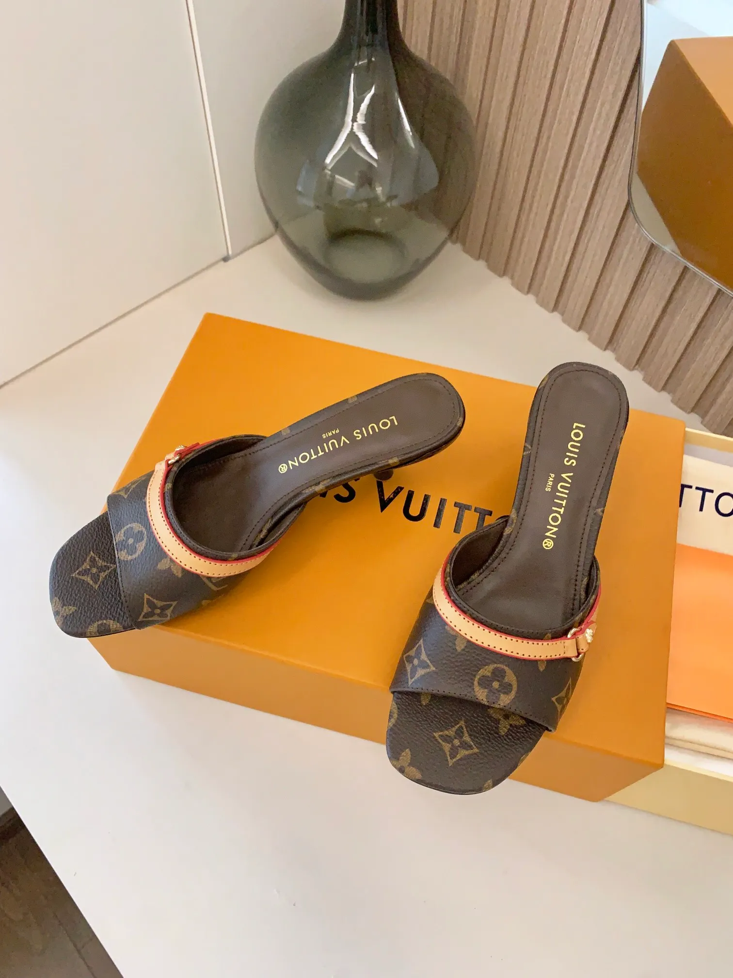 👟👟Ex-factory price 440👟👟 LV ss24 new arrival～Spring and summer single cat heels. The brown leather with tannin color is so brilliant! The perfect kitten heel, which is just right, is high-end, classic, sexy and comfortable, and it has full marks for summer shoes 💯 It is a must-have item to match! Material: Denim➕Cow leather Lining: Full sheepskin for foot pads Outsole: Genuine leather outsole Shoe size: 34-40